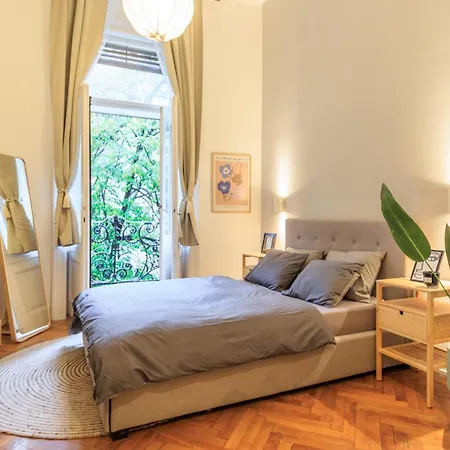 Apartment Designer With Balcony *